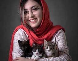 حال خوب زیبا کرمعلی با گربه هایش