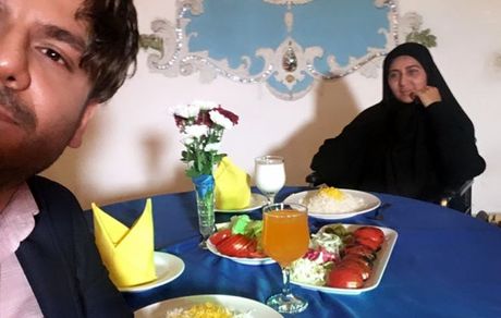 عباس غزالی و مادرش در رستوران + عکس