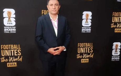 حضور امیر قلعه‌نویی در محل برگزاری قرعه‌کشی جام جهانی ۲۰۲۶