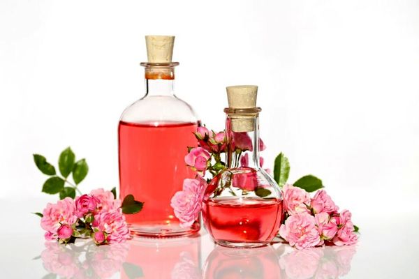فواید اسانس گل سرخ برای مشکلات زنانه