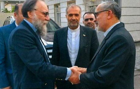 عکسی از دیدار شهید شادمانی با فیلسوف سرشناس روسیه