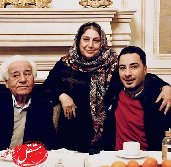 نوید محمدزاده در آغوش مادر و پدرش + عکس