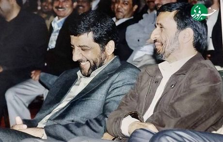 عکسی از ضرغامی در کنار احمدی‌نژاد