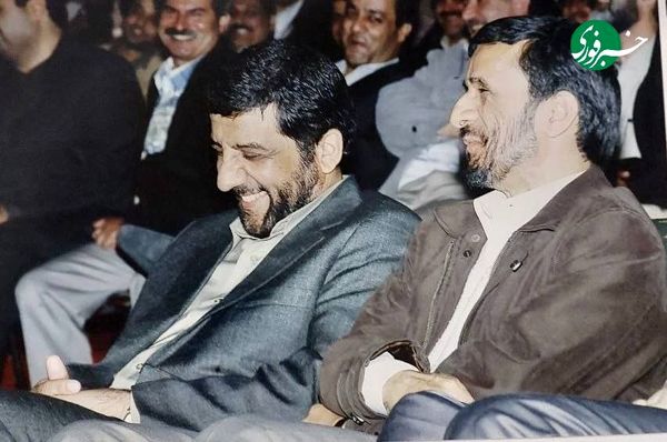 عکسی از ضرغامی در کنار احمدی‌نژاد