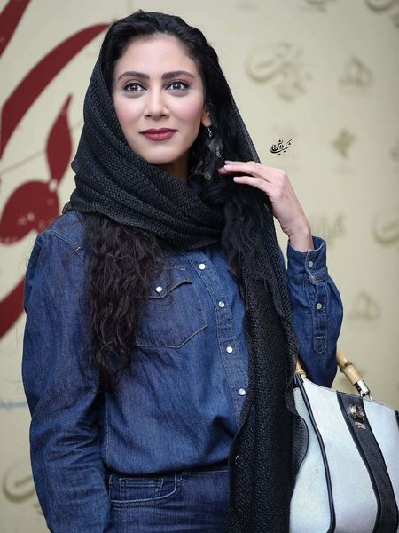 مونا فرجاد با استایلی شیک در یک اکران