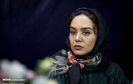 ندا قاسمی با موهای بافته در اکران فیلم صحنه‌زنی